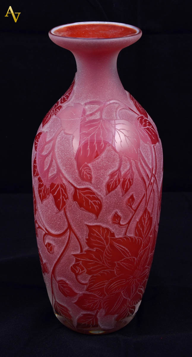 RAVAGNANI - Vaso de pasta de vidro, assinado, na cor rubi. Alt. 26 cm.