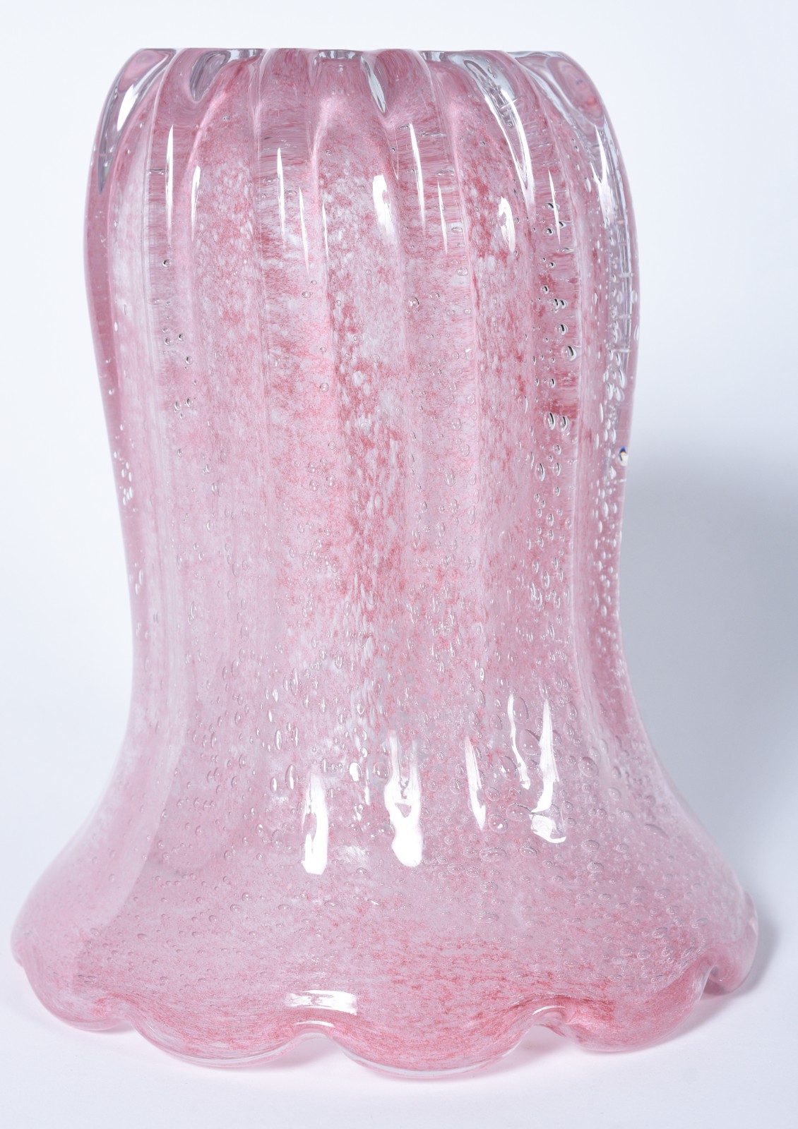Vaso de vidro decorativo na cor rosa em gomos. - foto 5 de 7