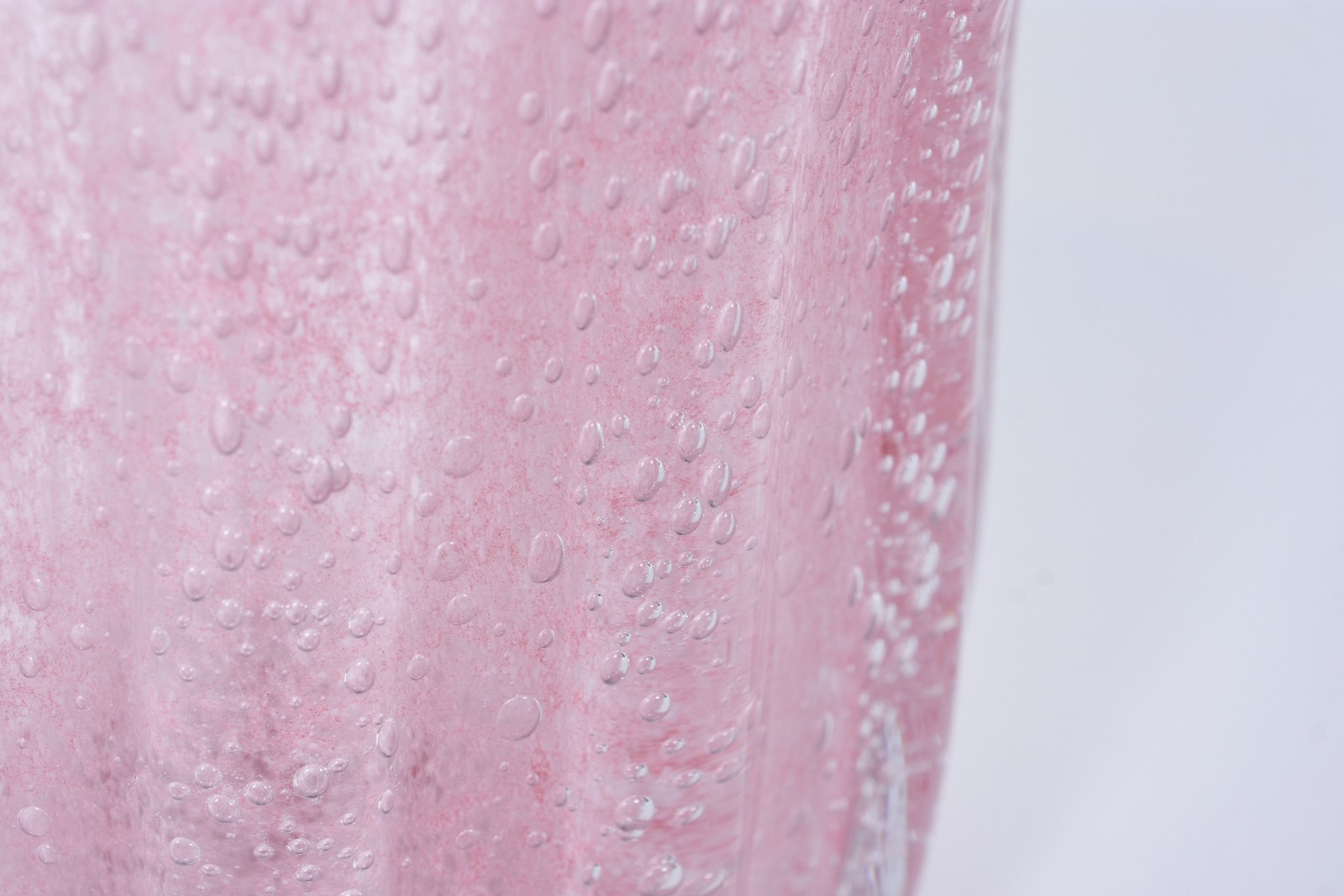 Vaso de vidro decorativo na cor rosa em gomos. - foto 6 de 7