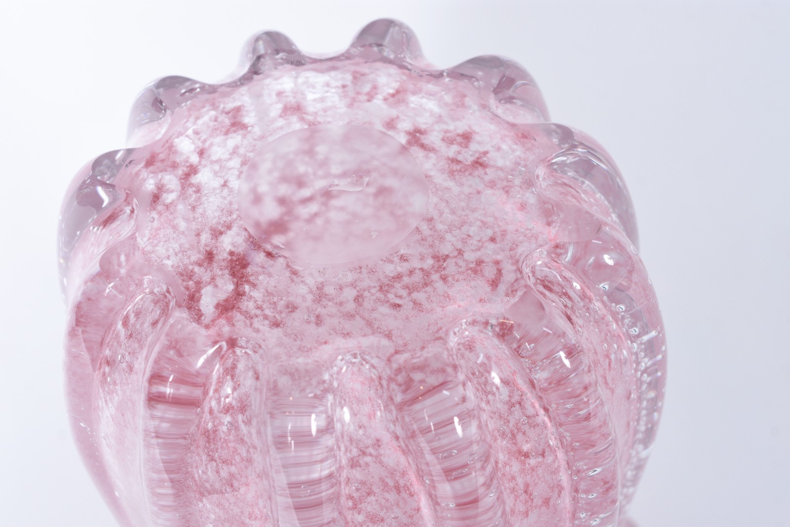 Vaso de vidro decorativo na cor rosa em gomos. - foto 7 de 7