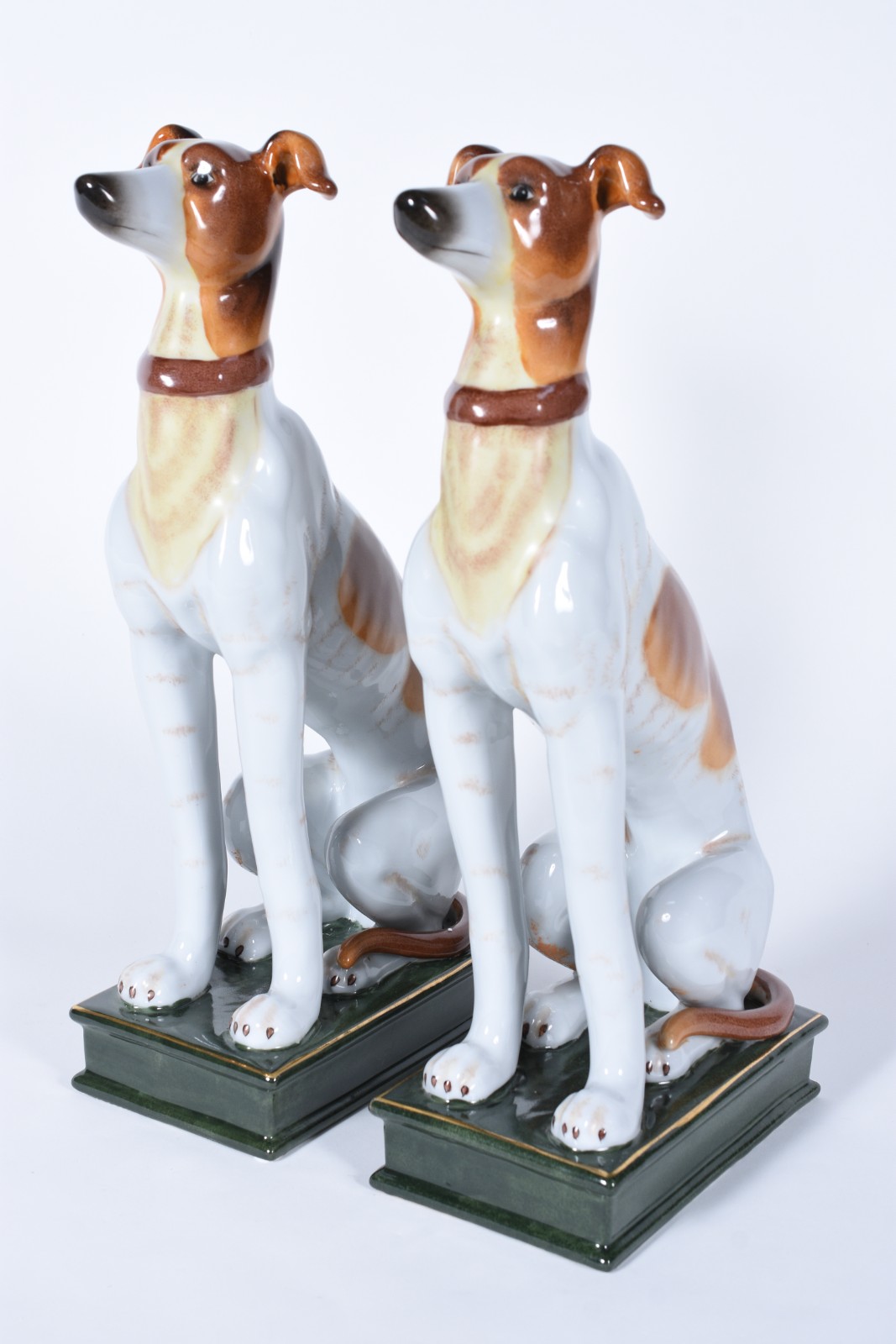 Par de cachorros de porcelana policromada, marcado na base. - foto 1 de 10