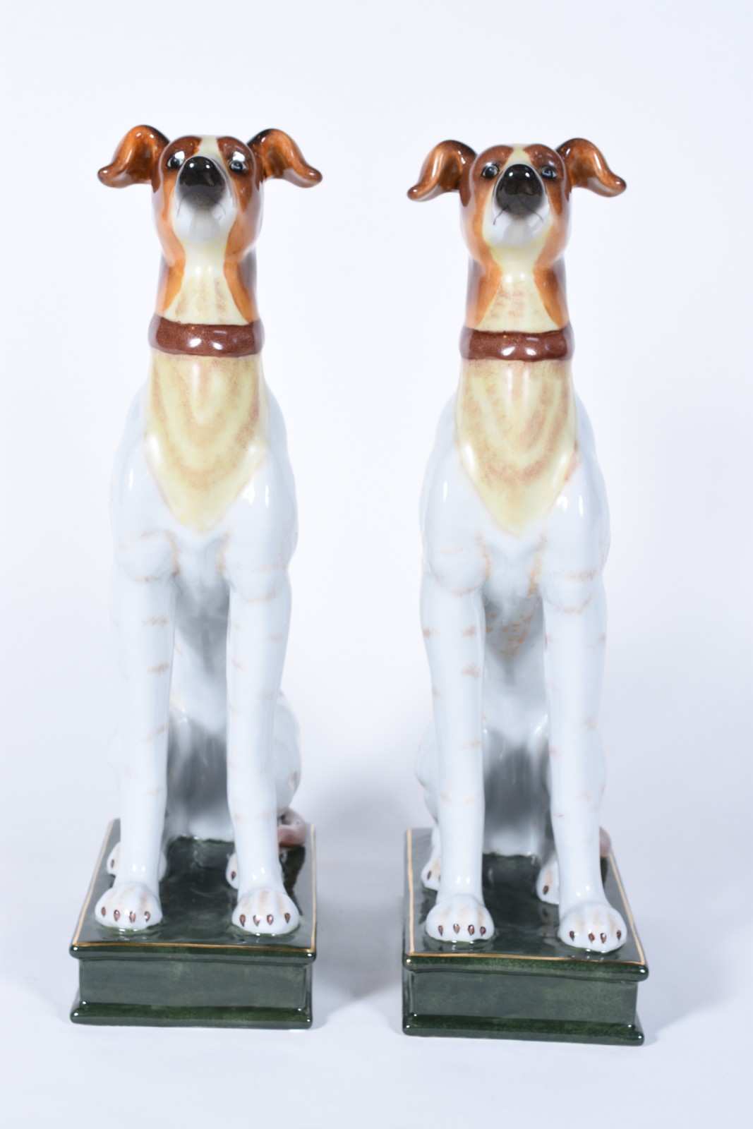 Par de cachorros de porcelana policromada, marcado na base. - foto 2 de 10