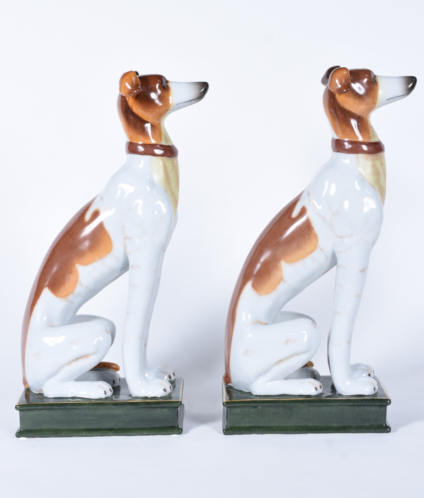 Par de cachorros de porcelana policromada, marcado na base. - foto 3 de 10