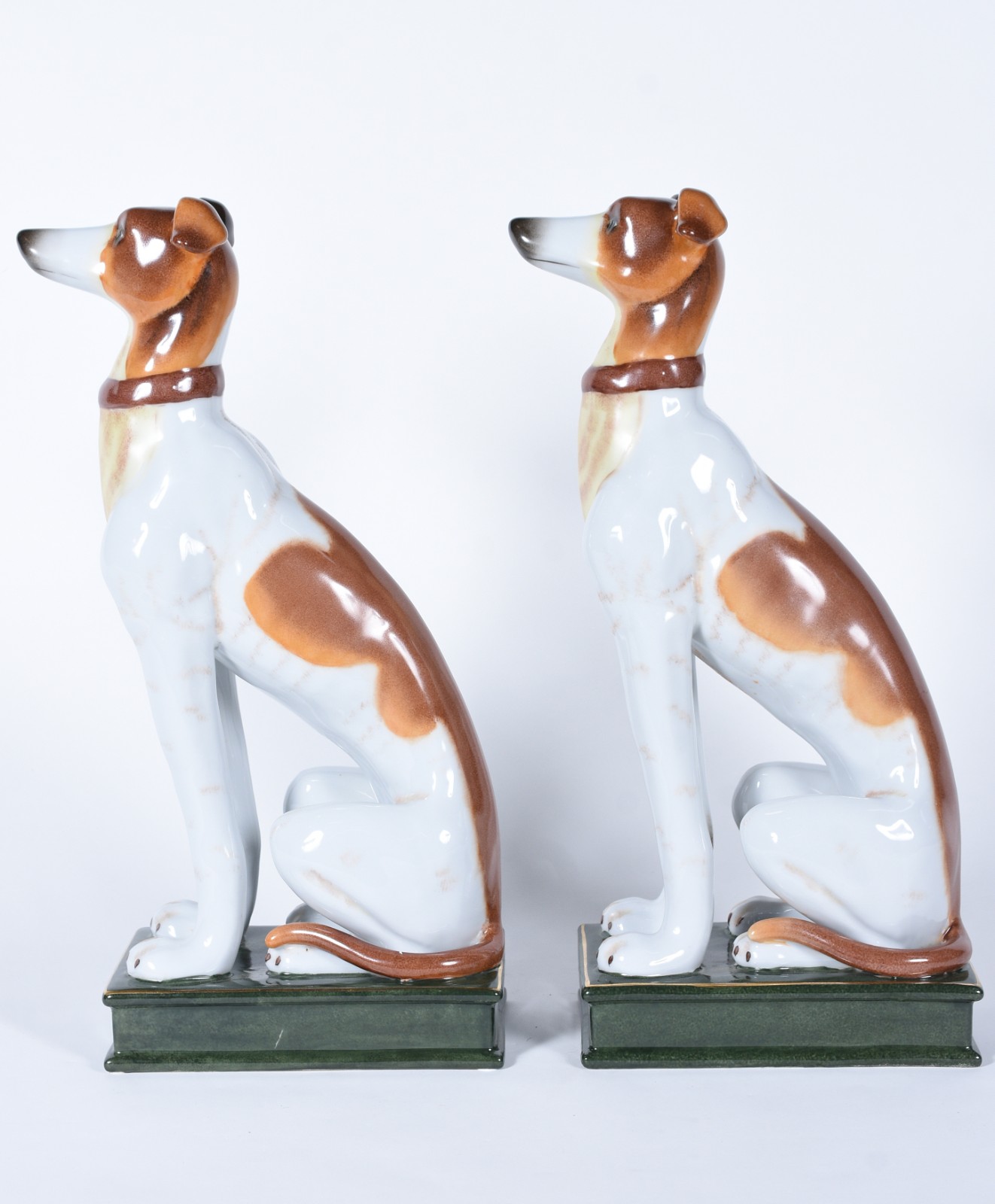 Par de cachorros de porcelana policromada, marcado na base. - foto 5 de 10