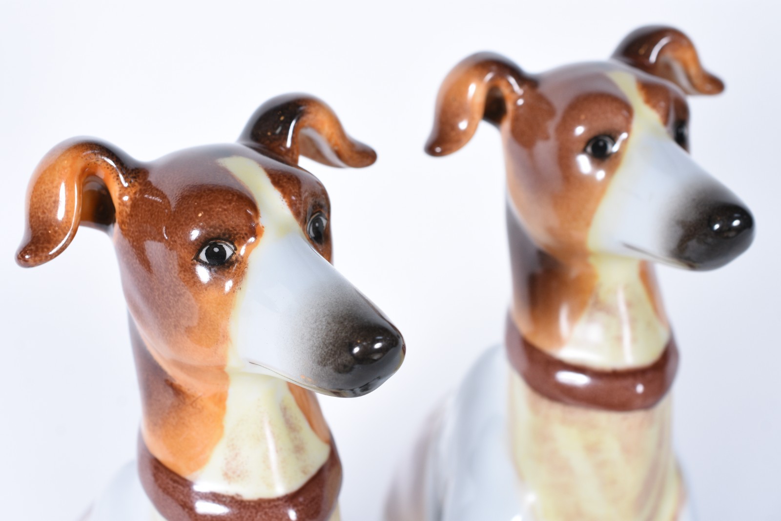 Par de cachorros de porcelana policromada, marcado na base. - foto 7 de 10