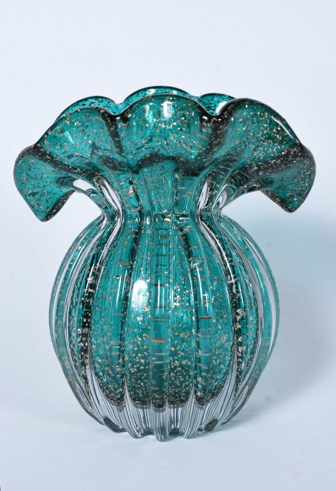 Vaso de vidro decorativo na cor verde com pó de ouro trabalhado em... - foto 1 de 6