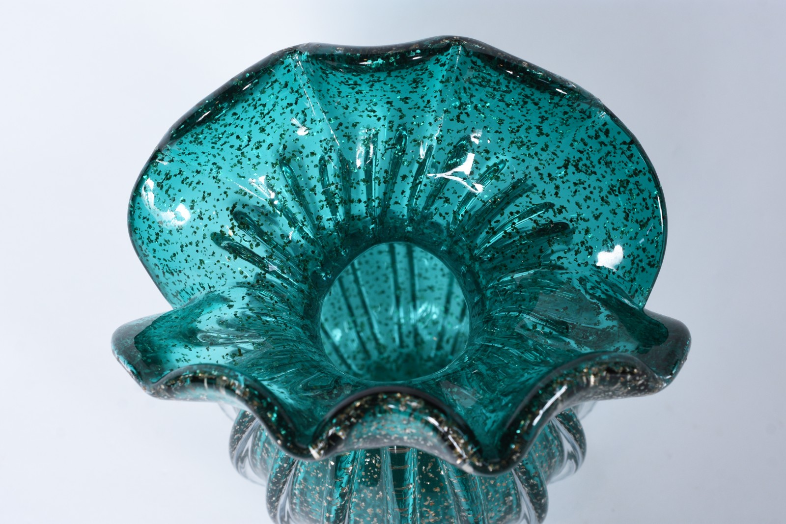 Vaso de vidro decorativo na cor verde com pó de ouro trabalhado em... - foto 2 de 6