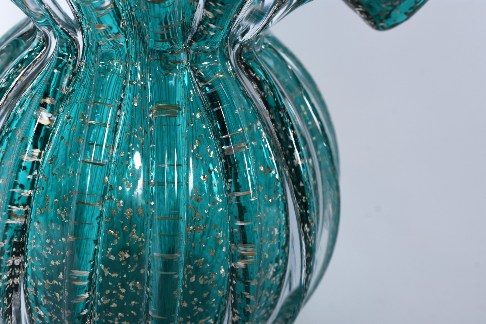 Vaso de vidro decorativo na cor verde com pó de ouro trabalhado em... - foto 4 de 6
