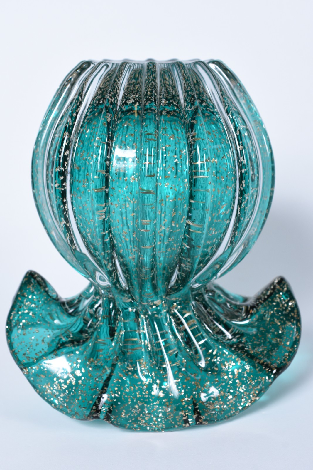 Vaso de vidro decorativo na cor verde com pó de ouro trabalhado em... - foto 5 de 6