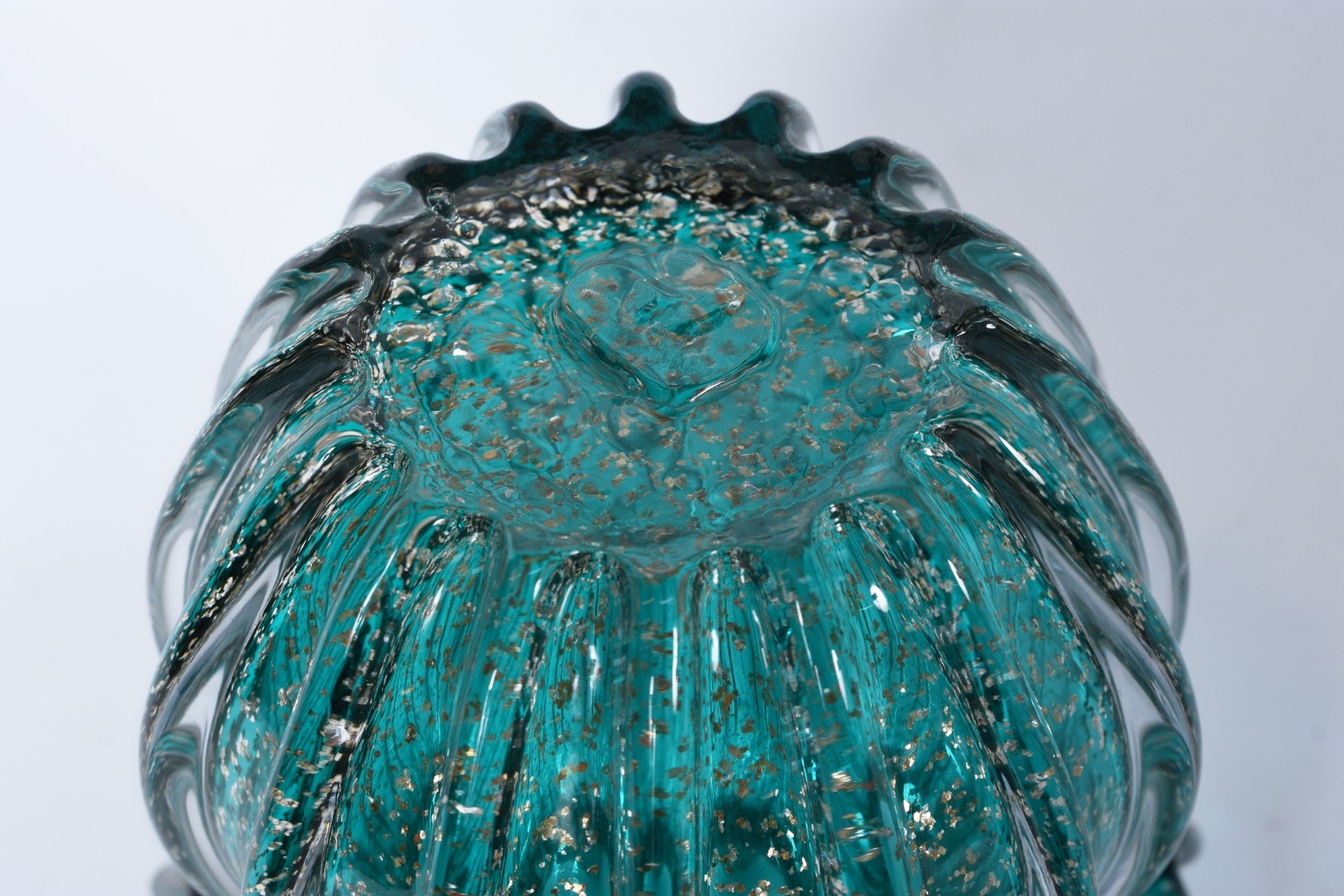 Vaso de vidro decorativo na cor verde com pó de ouro trabalhado em... - foto 6 de 6