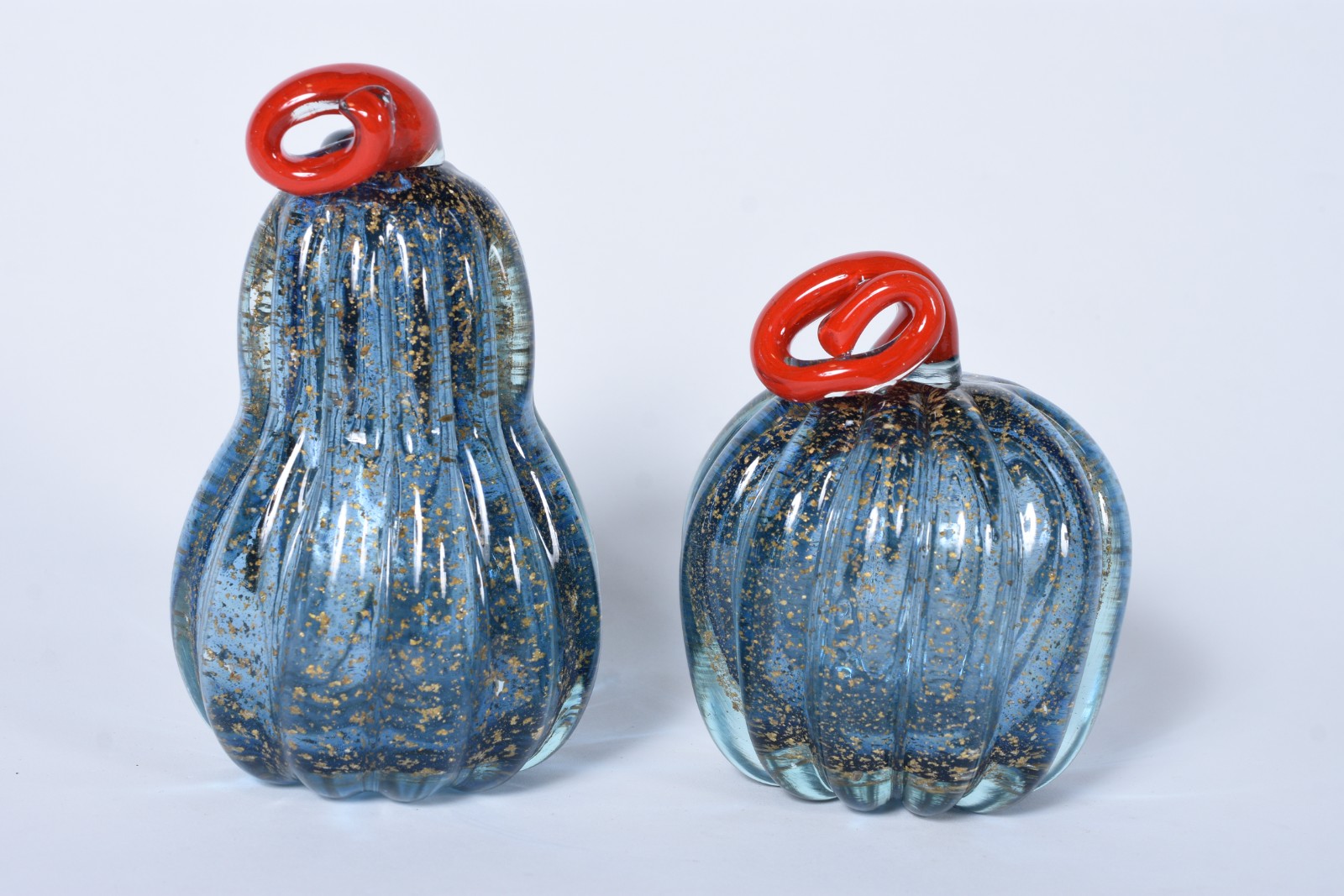 Duas peças decorativas de vidro trabalhado em gomos na forma de maçã... - foto 1 de 6