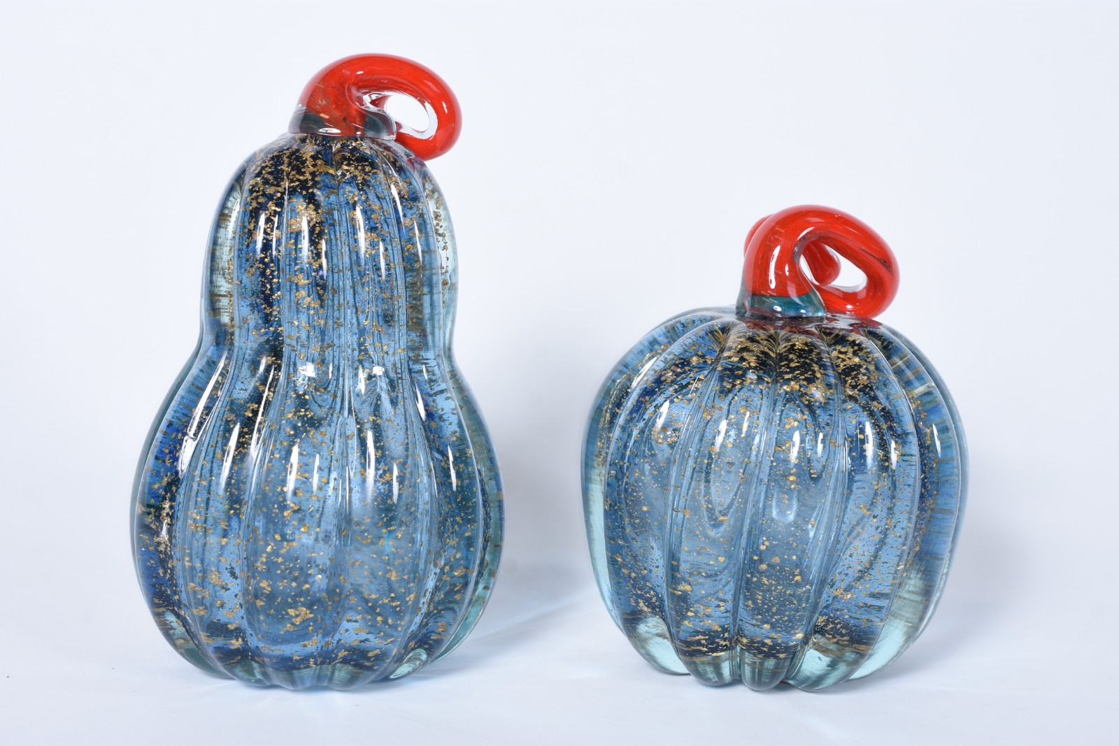 Duas peças decorativas de vidro trabalhado em gomos na forma de maçã... - foto 2 de 6