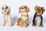 Três pequenas esculturas representando cachorro... - Três pequenas esculturas representando cachorros de porcelana policromada.