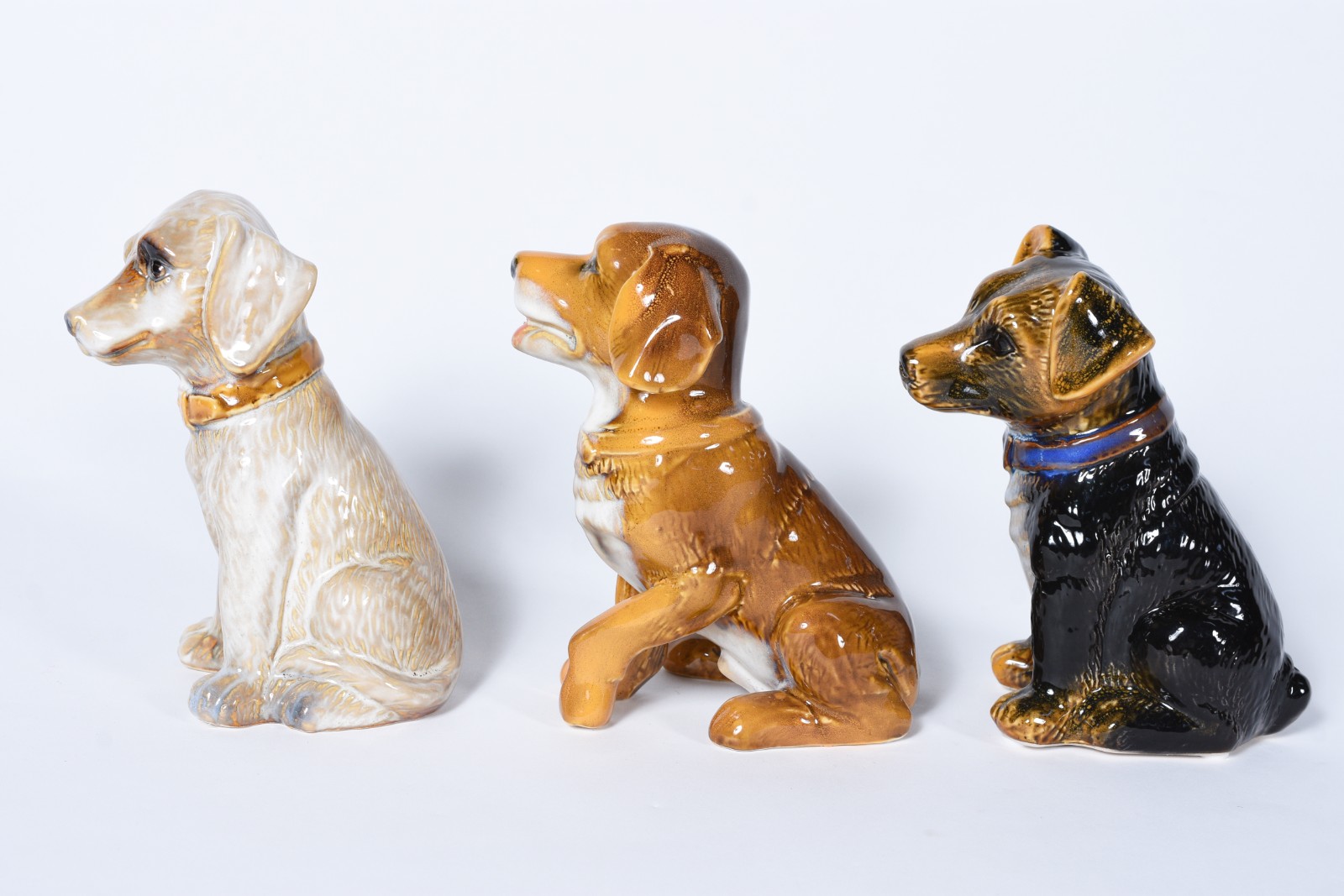 Três pequenas esculturas representando cachorros de porcelana... - foto 2 de 5