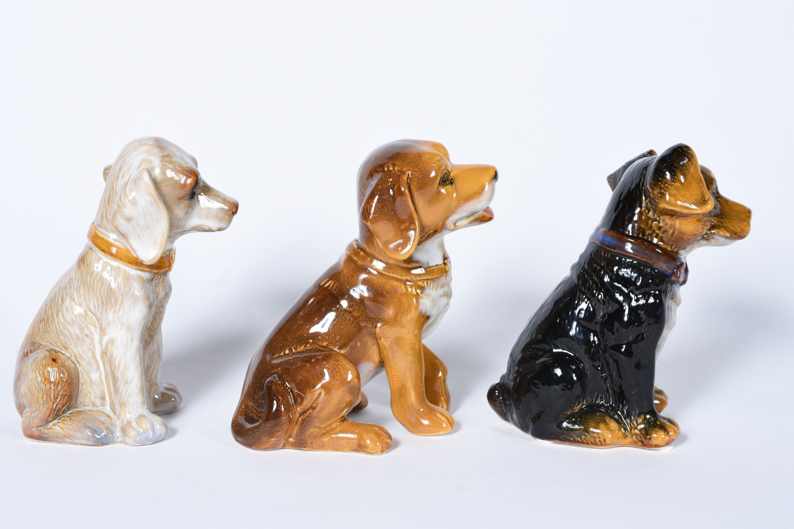 Três pequenas esculturas representando cachorros de porcelana... - foto 3 de 5