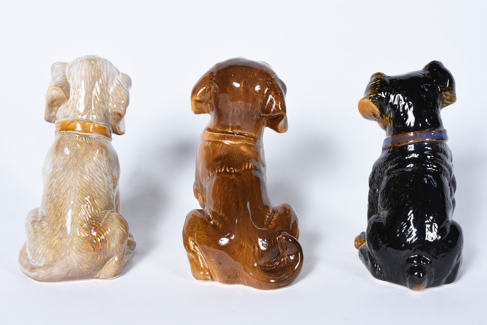 Três pequenas esculturas representando cachorros de porcelana... - foto 4 de 5