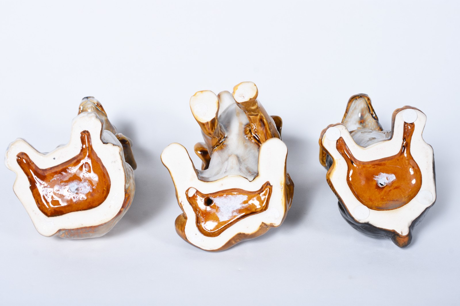 Três pequenas esculturas representando cachorros de porcelana... - foto 5 de 5