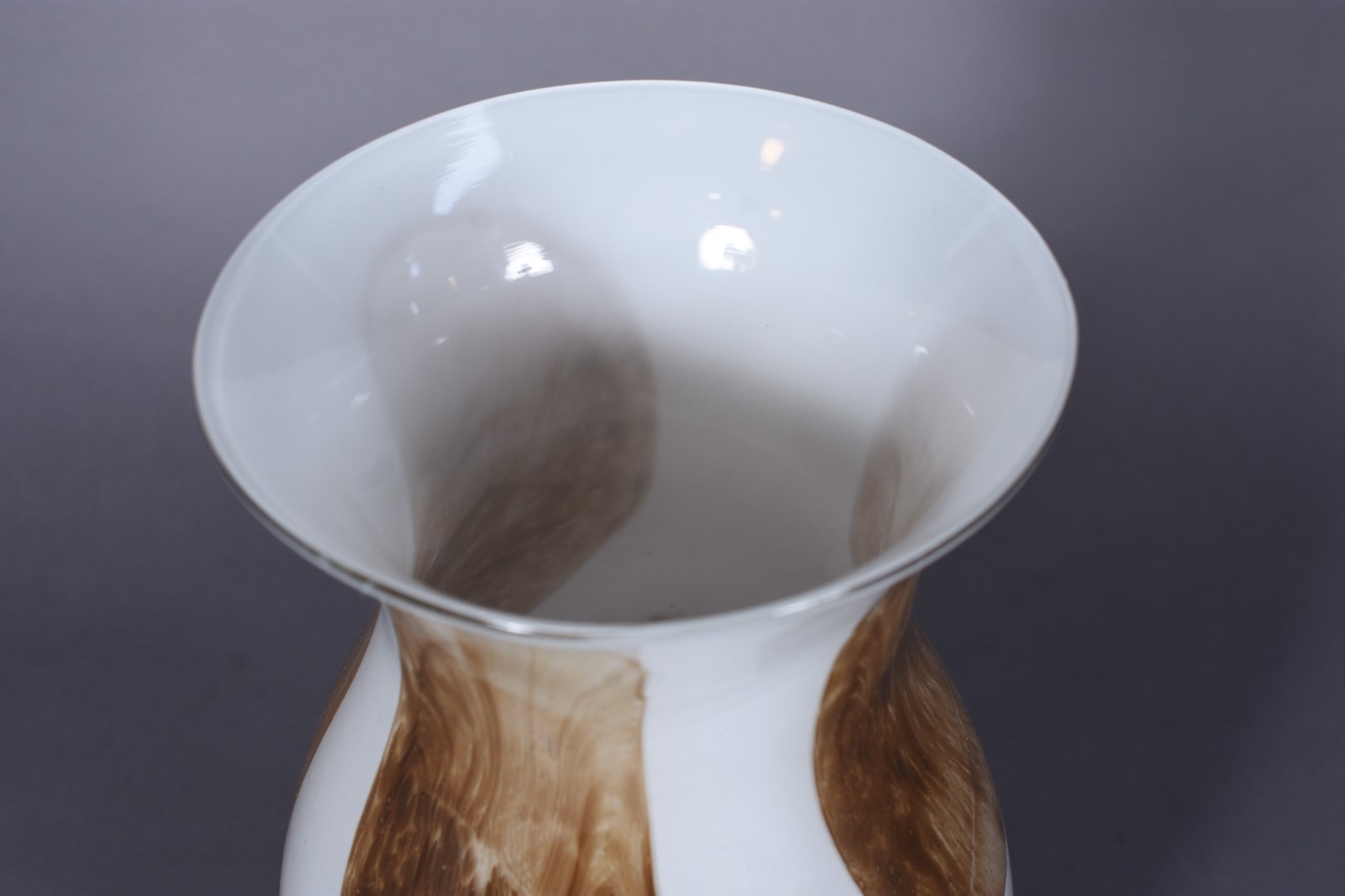 Vaso de vidro decorativo mesclado nas cores branca/marrom. - foto 2 de 2
