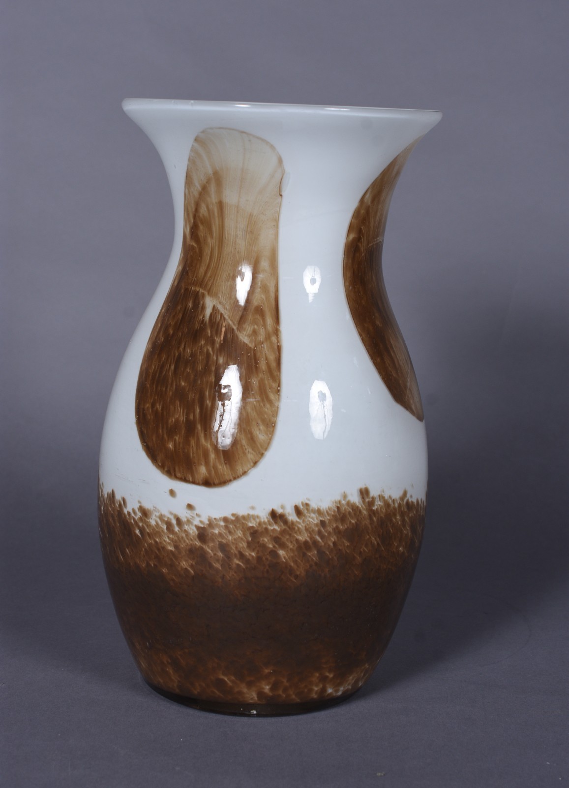Vaso de vidro decorativo mesclado nas cores branca/marrom. - foto 1 de 2