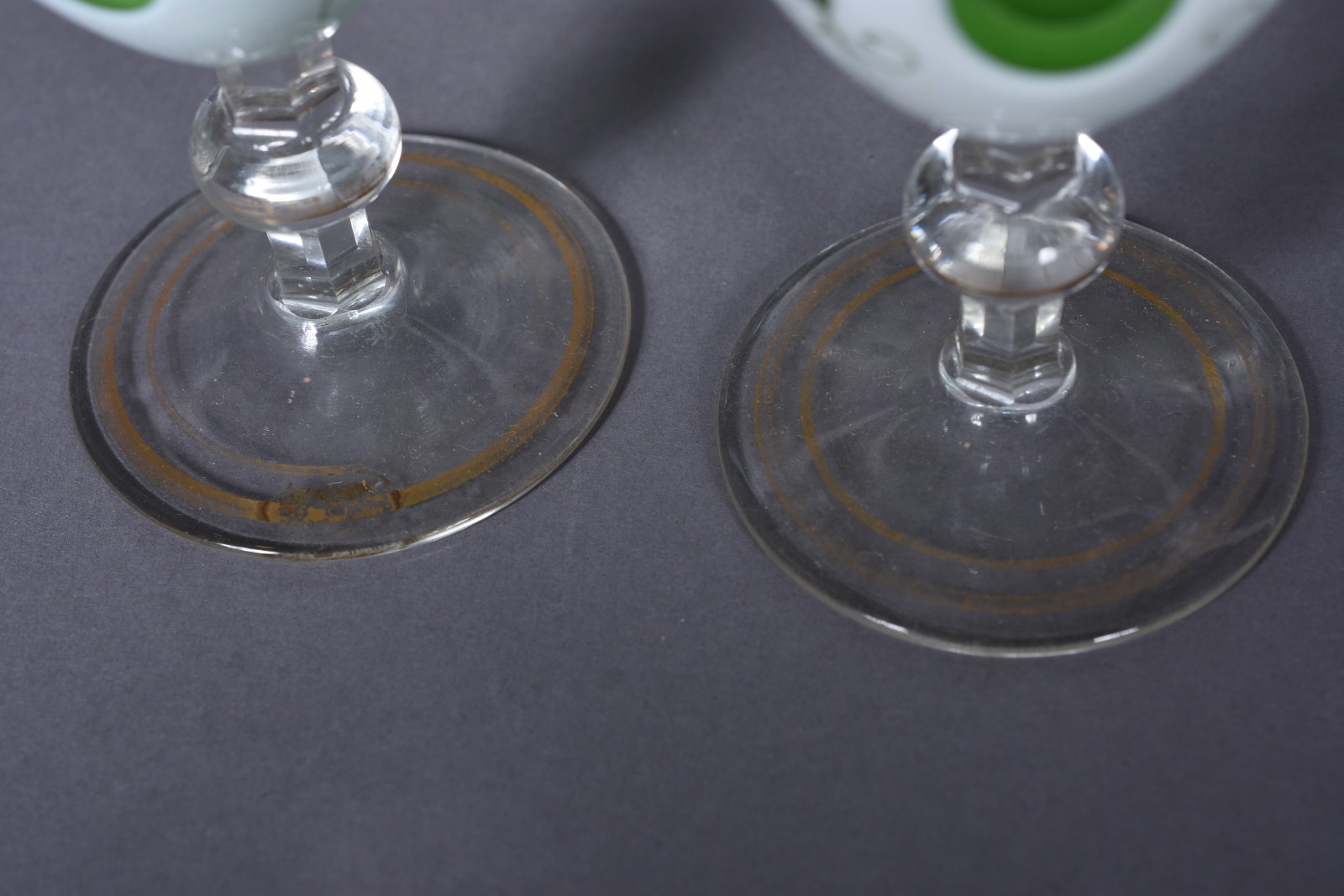 Licoreira com 6 cálices de cristal overlay verde e branco com... - foto 5 de 9
