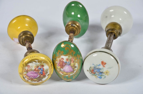 Três pares de antigas maçanetas em porcelana decorada, sendo 2 pares...