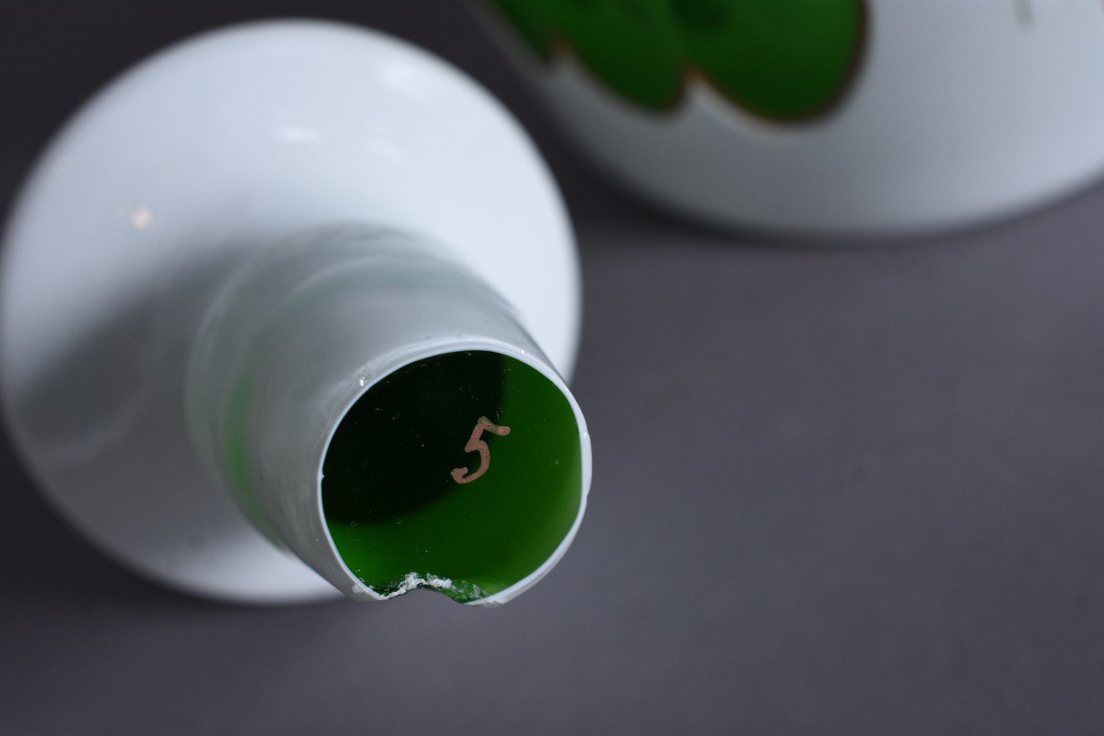 Licoreira com 6 cálices de cristal overlay verde e branco com... - foto 9 de 9