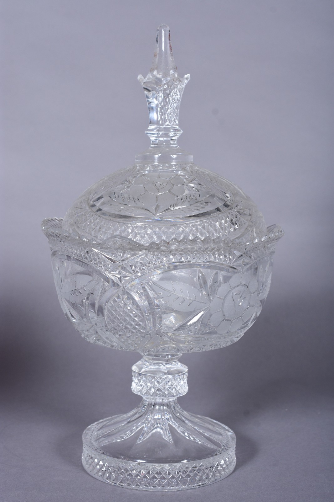Compoteira de cristal tcheco lapidado com flores, borda recortada. - foto 1 de 10