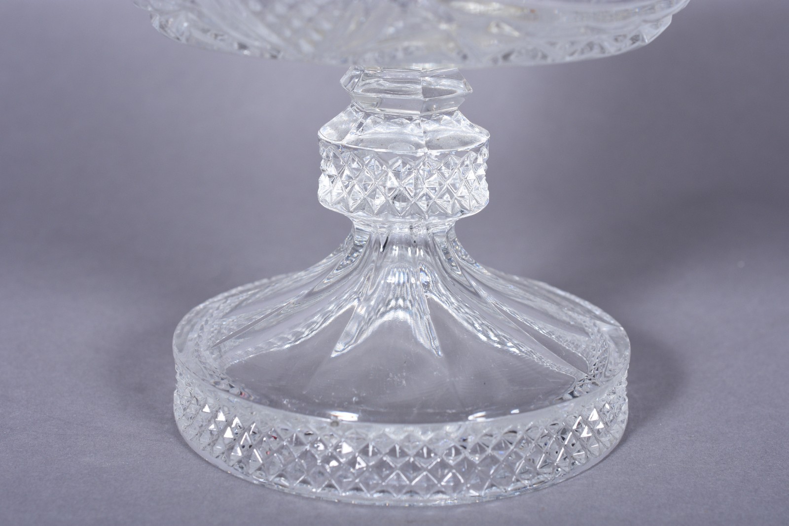 Compoteira de cristal tcheco lapidado com flores, borda recortada. - foto 4 de 10