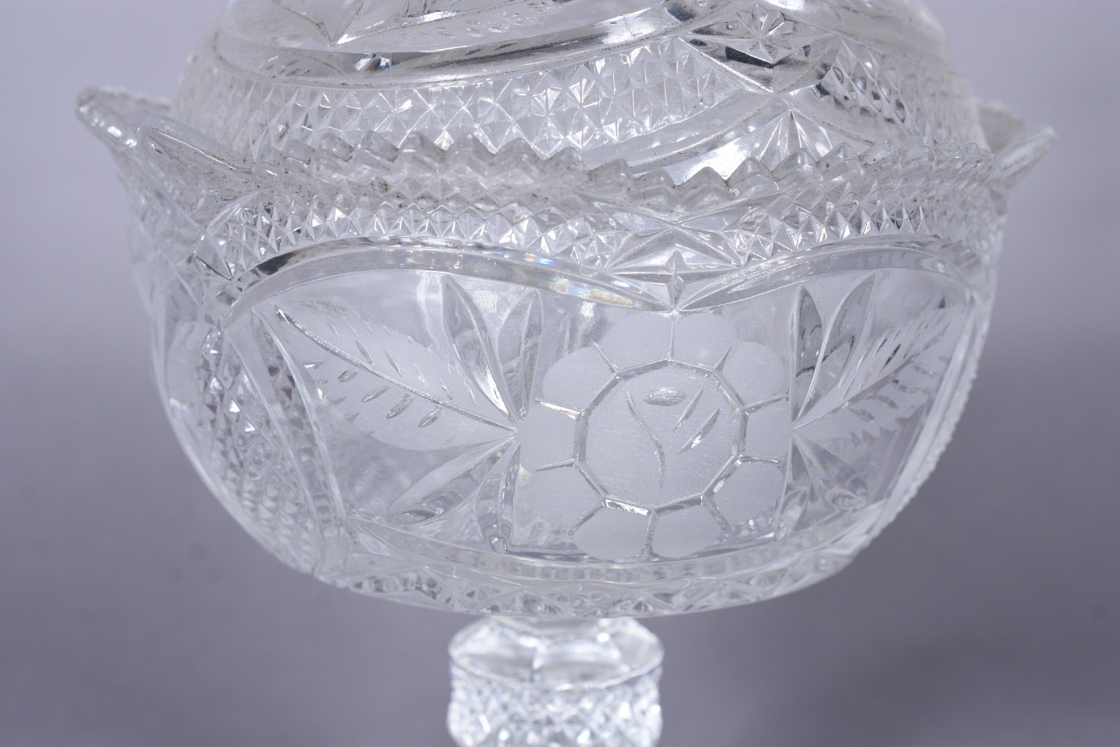 Compoteira de cristal tcheco lapidado com flores, borda recortada. - foto 5 de 10
