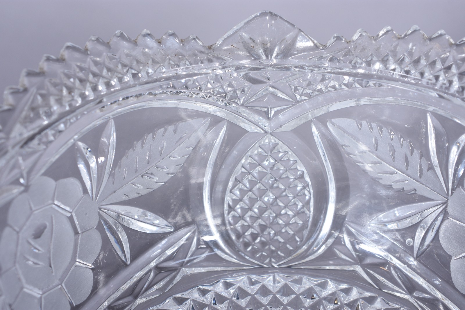 Compoteira de cristal tcheco lapidado com flores, borda recortada. - foto 10 de 10