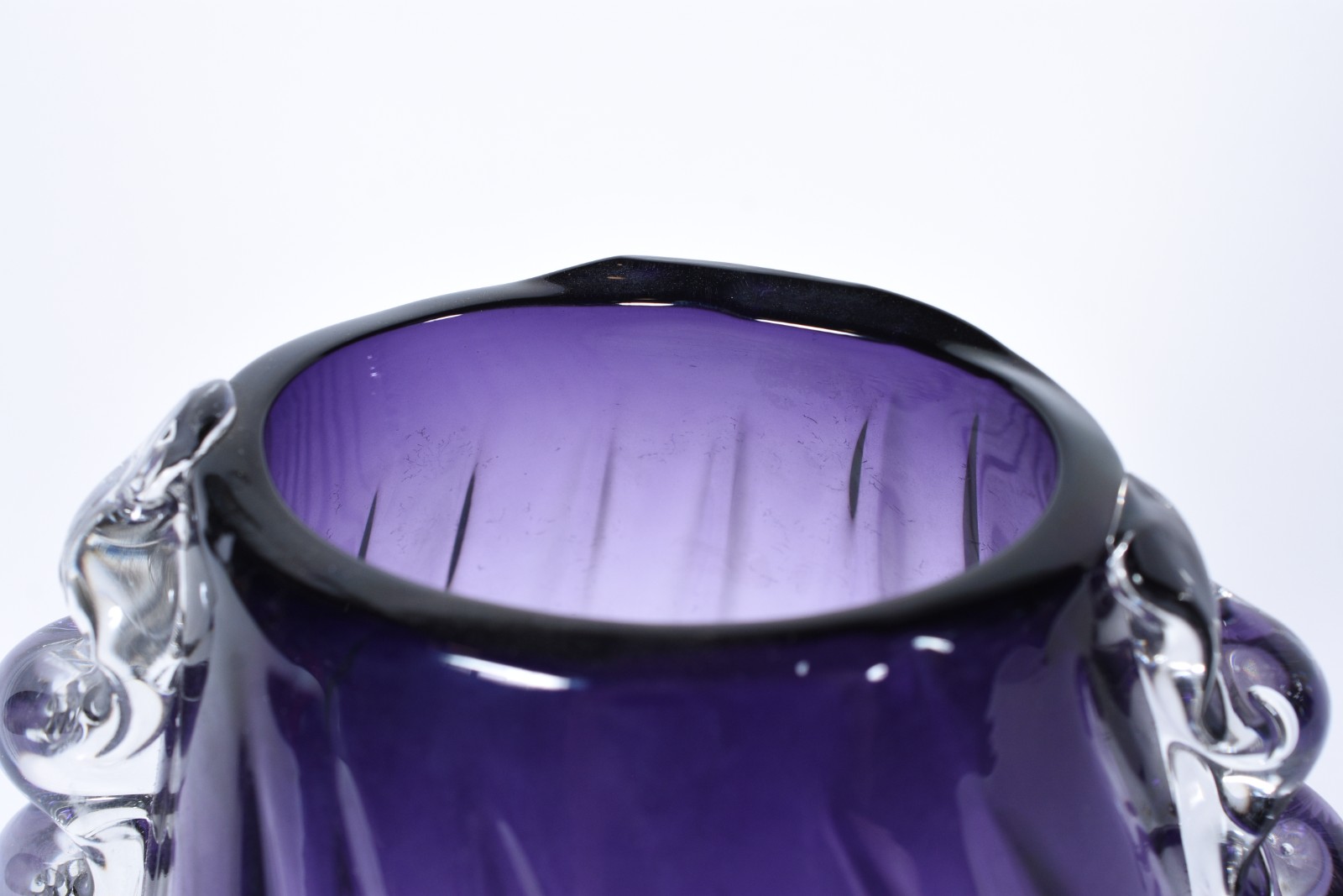 Vaso de vidro decorativo fumê com relevo. - foto 3 de 3