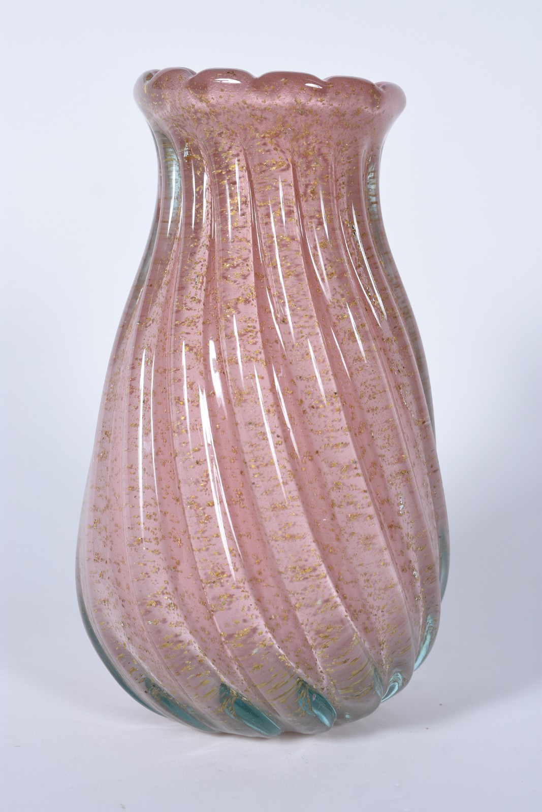 Vaso de vidro decorativo na cor rosa. - foto 1 de 6