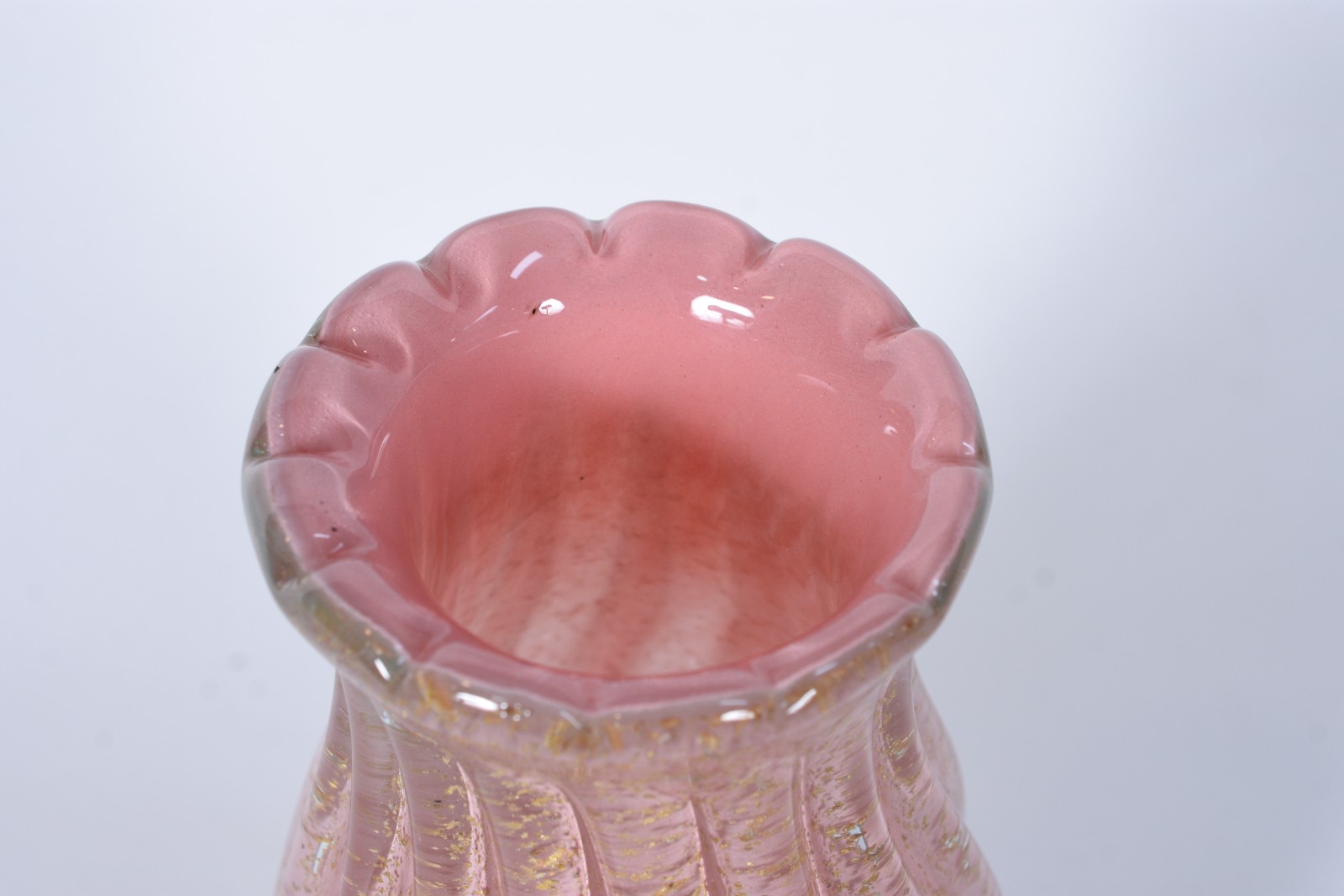 Vaso de vidro decorativo na cor rosa. - foto 2 de 6
