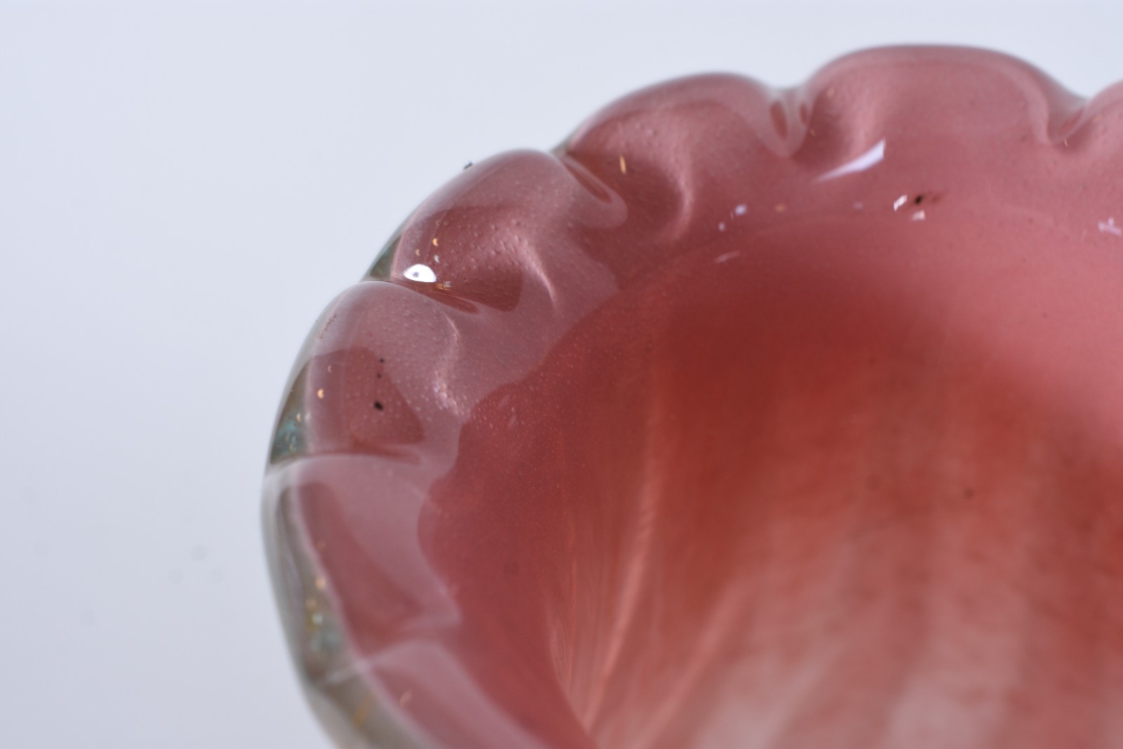 Vaso de vidro decorativo na cor rosa. - foto 3 de 6