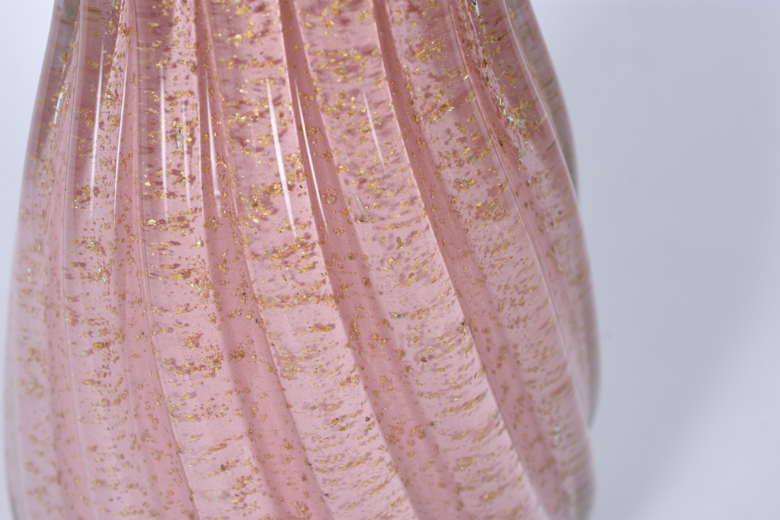Vaso de vidro decorativo na cor rosa. - foto 4 de 6