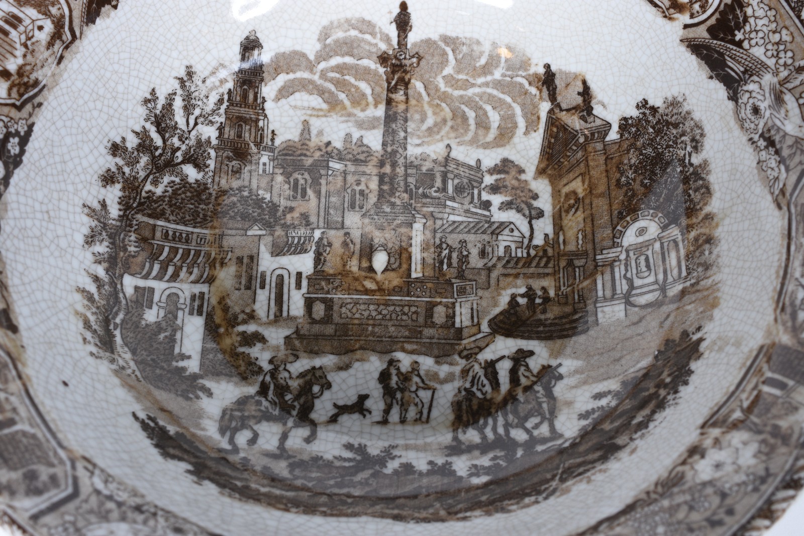 Centro de mesa de cerâmica com craquelê, cenas de cidade. - foto 4 de 8