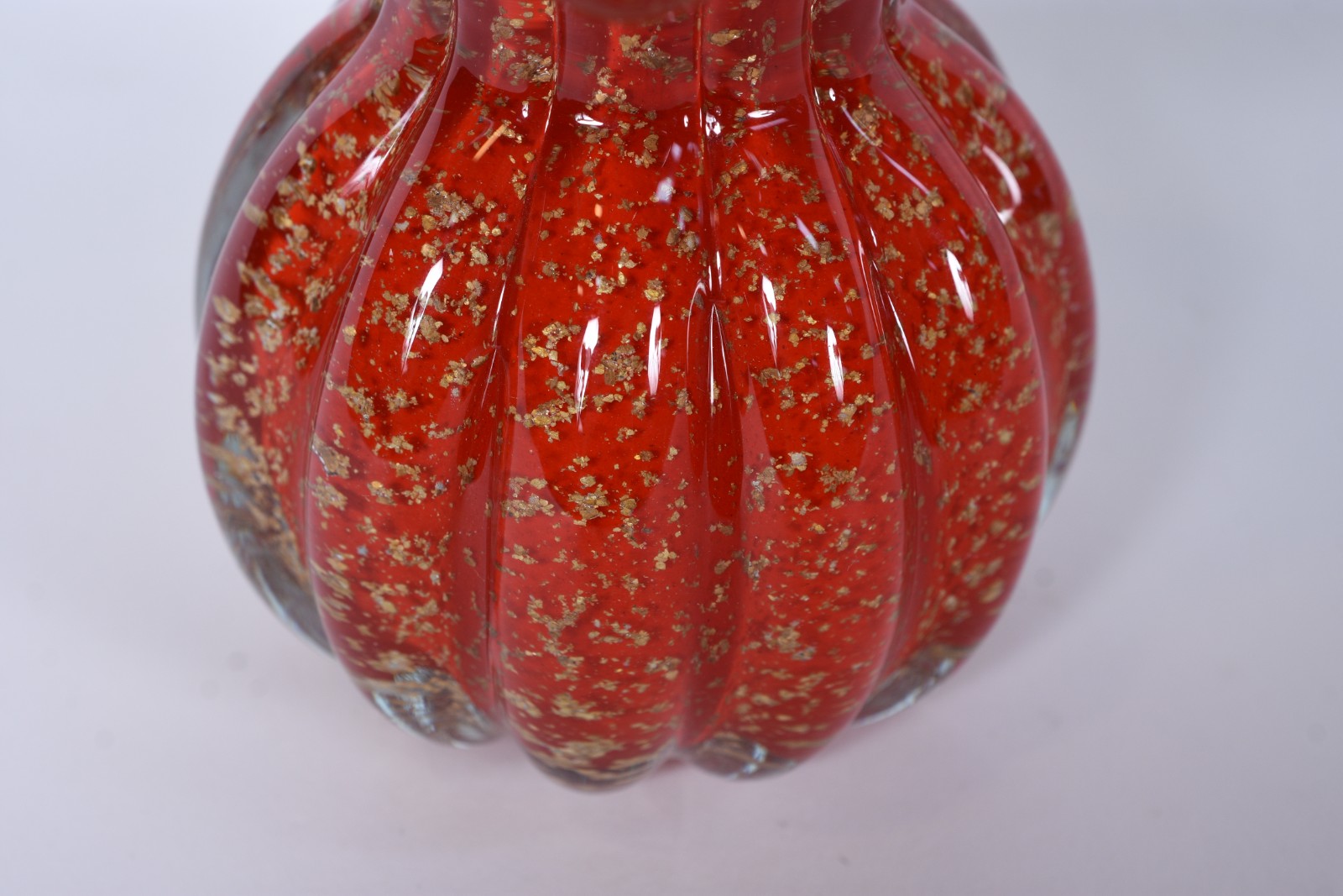 Vaso de vidro decorativo vermelho. - foto 2 de 5