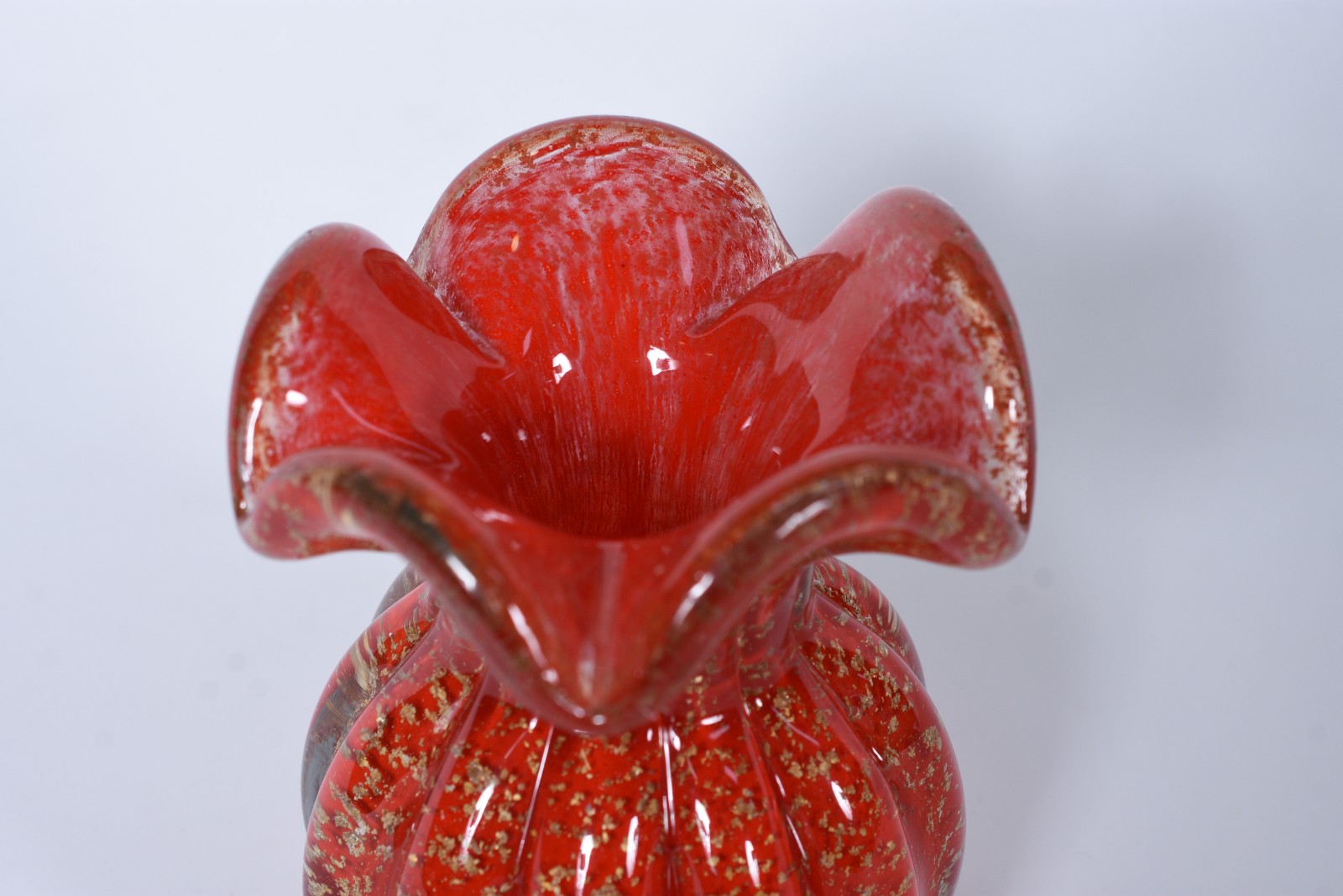 Vaso de vidro decorativo vermelho. - foto 3 de 5
