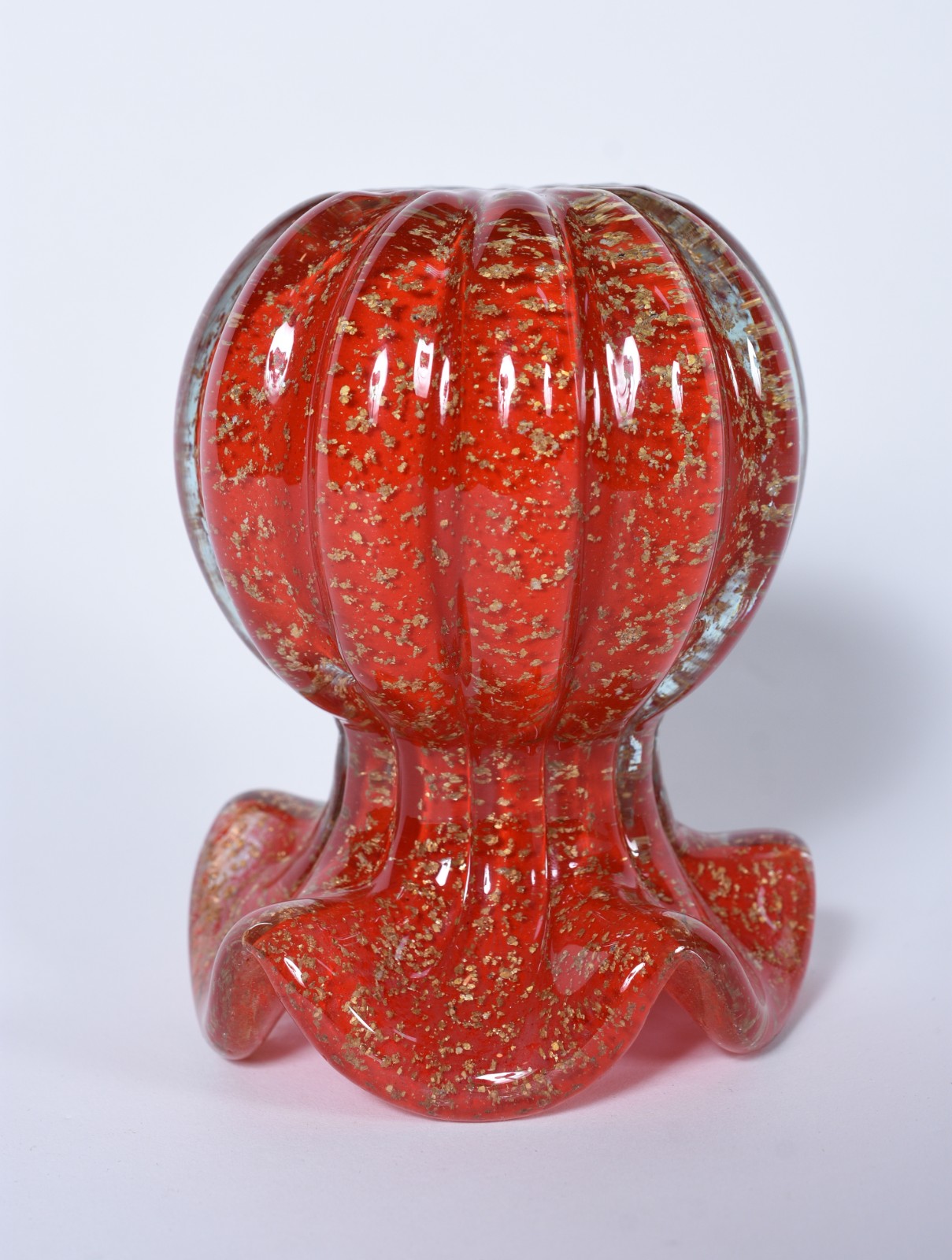 Vaso de vidro decorativo vermelho. - foto 4 de 5