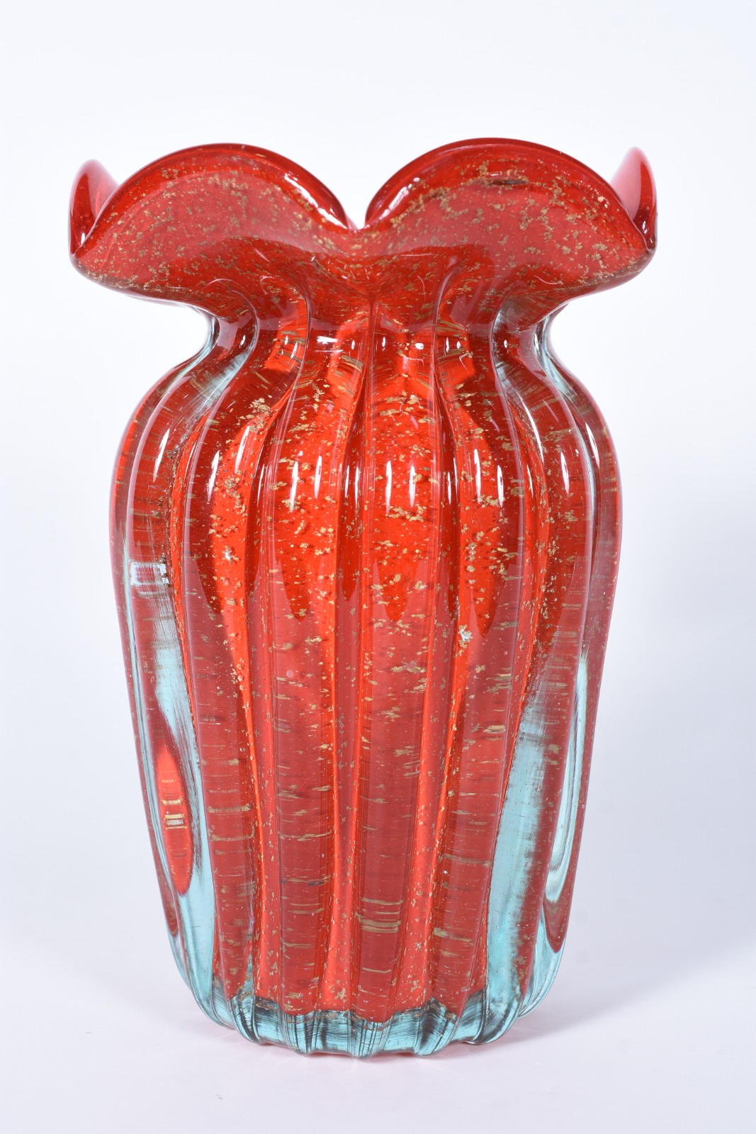 Vaso de vidro decorativo vermelho trabalhado em gomos. - foto 1 de 7