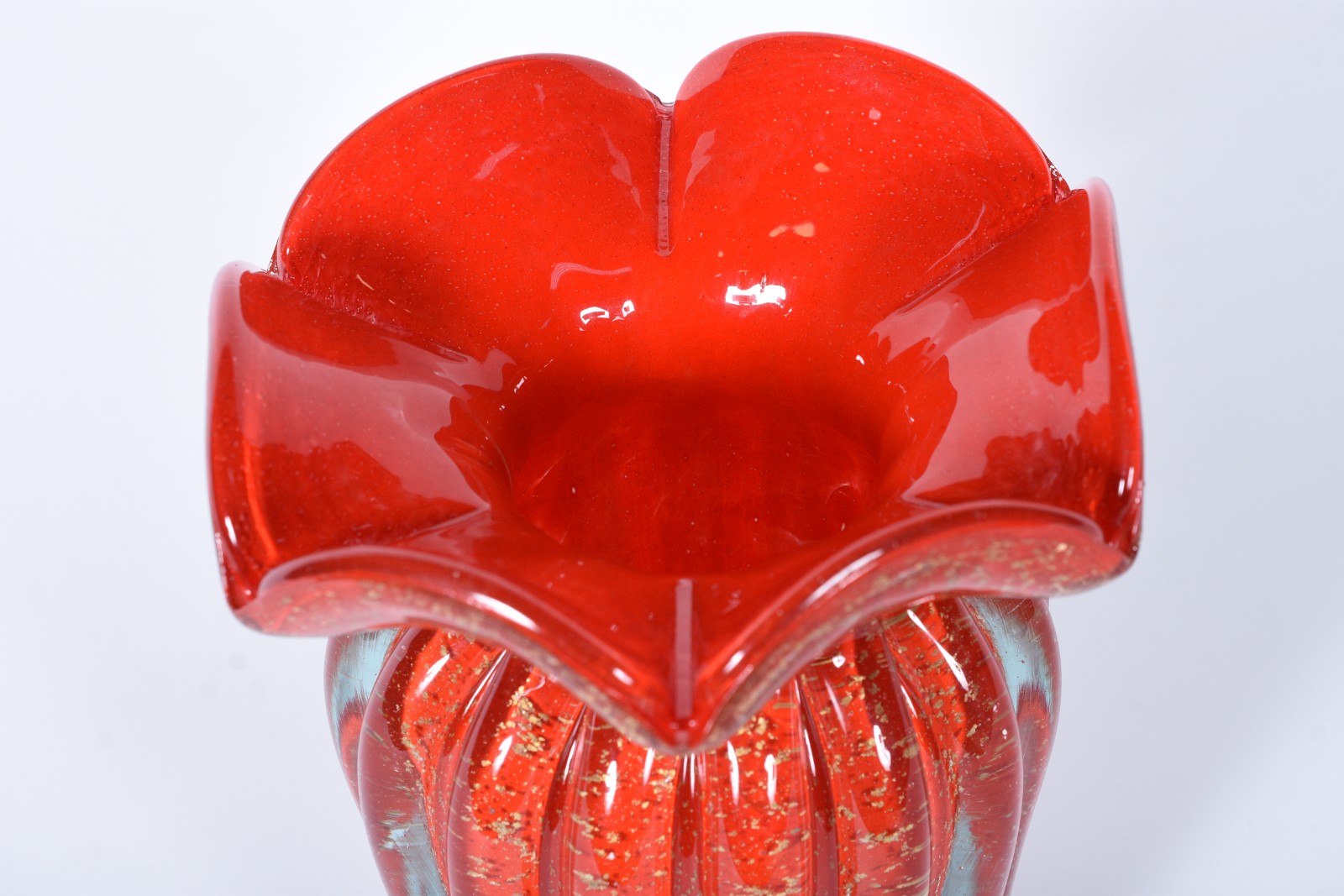 Vaso de vidro decorativo vermelho trabalhado em gomos. - foto 3 de 7