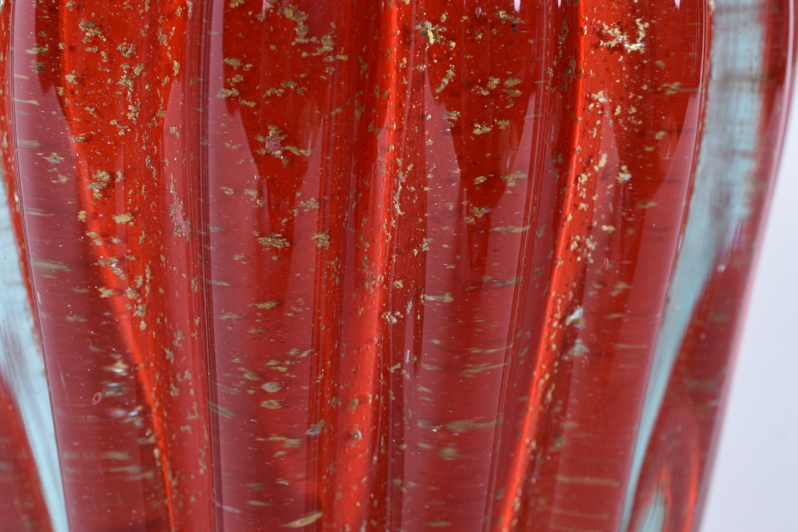 Vaso de vidro decorativo vermelho trabalhado em gomos. - foto 4 de 7