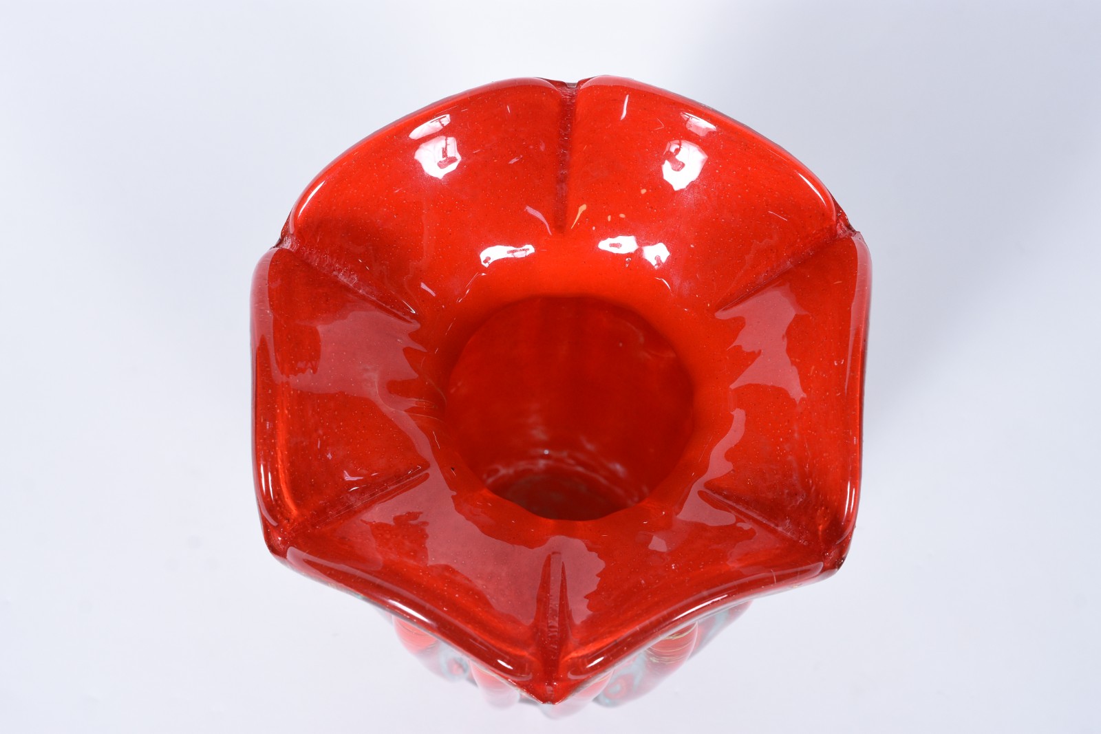 Vaso de vidro decorativo vermelho trabalhado em gomos. - foto 5 de 7