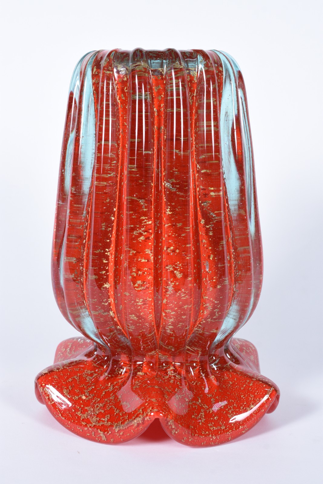 Vaso de vidro decorativo vermelho trabalhado em gomos. - foto 6 de 7