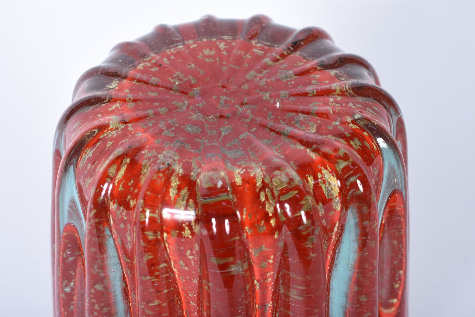 Vaso de vidro decorativo vermelho trabalhado em gomos. - foto 7 de 7