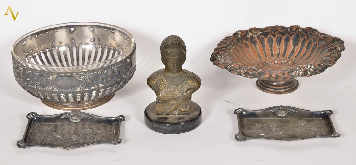 Diversas peças de metal, sendo fruteira(diam. 23 e 25 cm), par de...