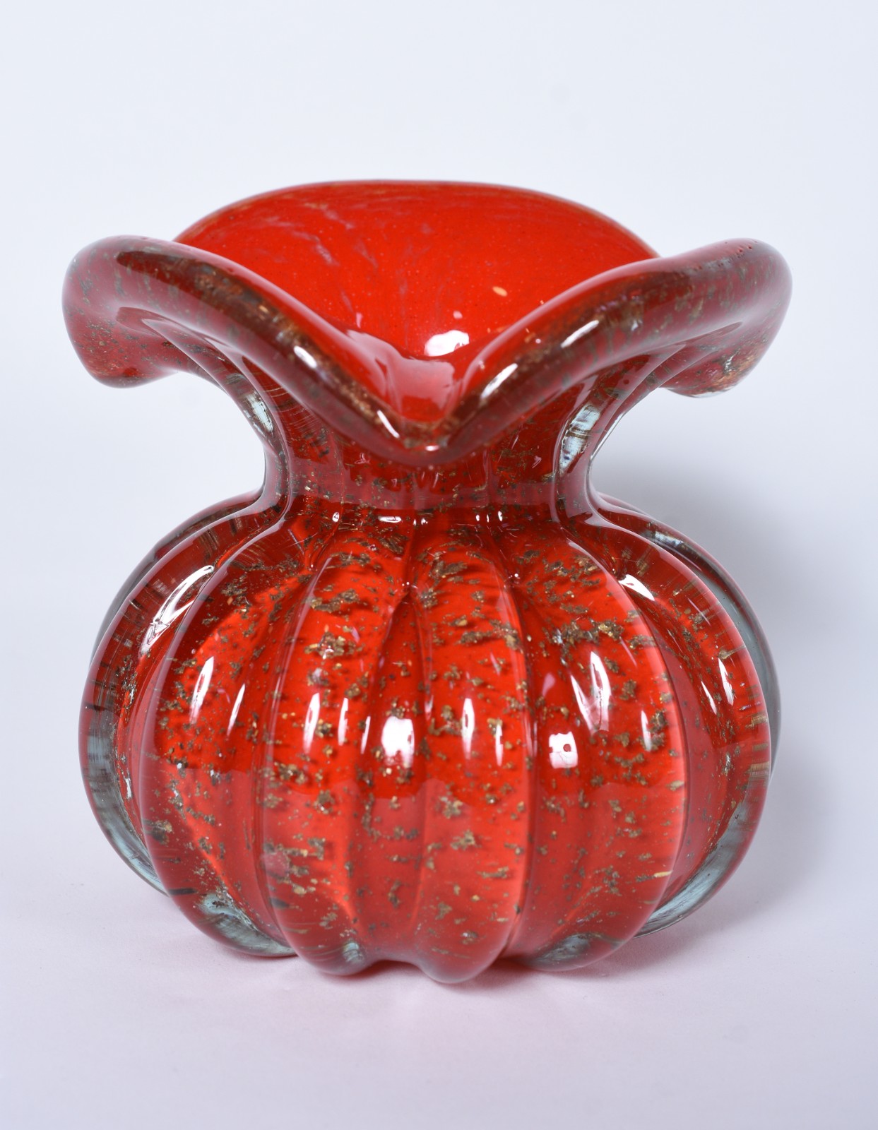 Vaso de vidro decorativo na cor vermelha trabalhado em gomos. - foto 1 de 6