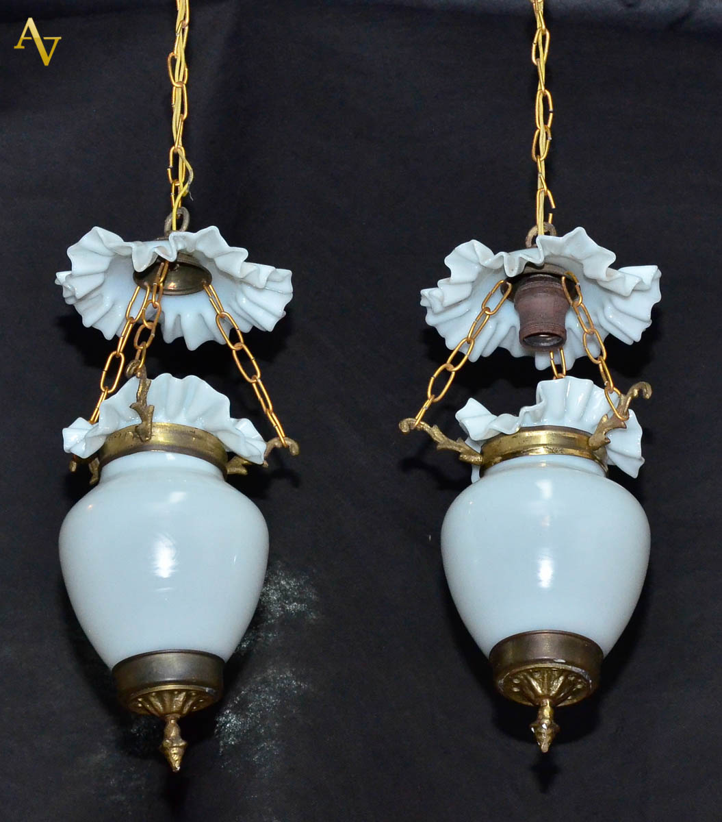 Par de luminárias de opalina branca. Alt. 48 cm.