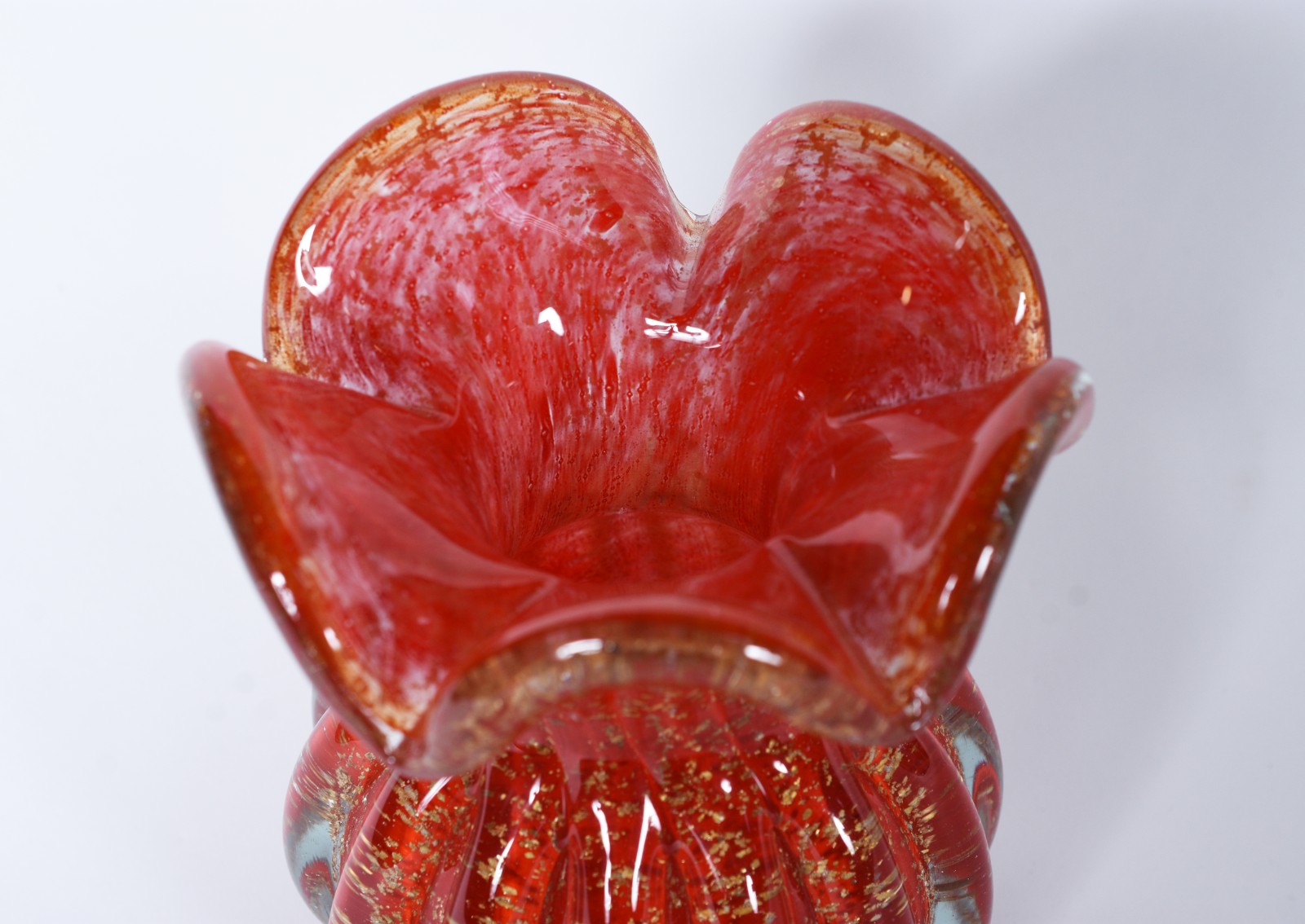 Vaso de vidro em gomos decorativo na cor vermelha, borda feitio... - foto 2 de 6