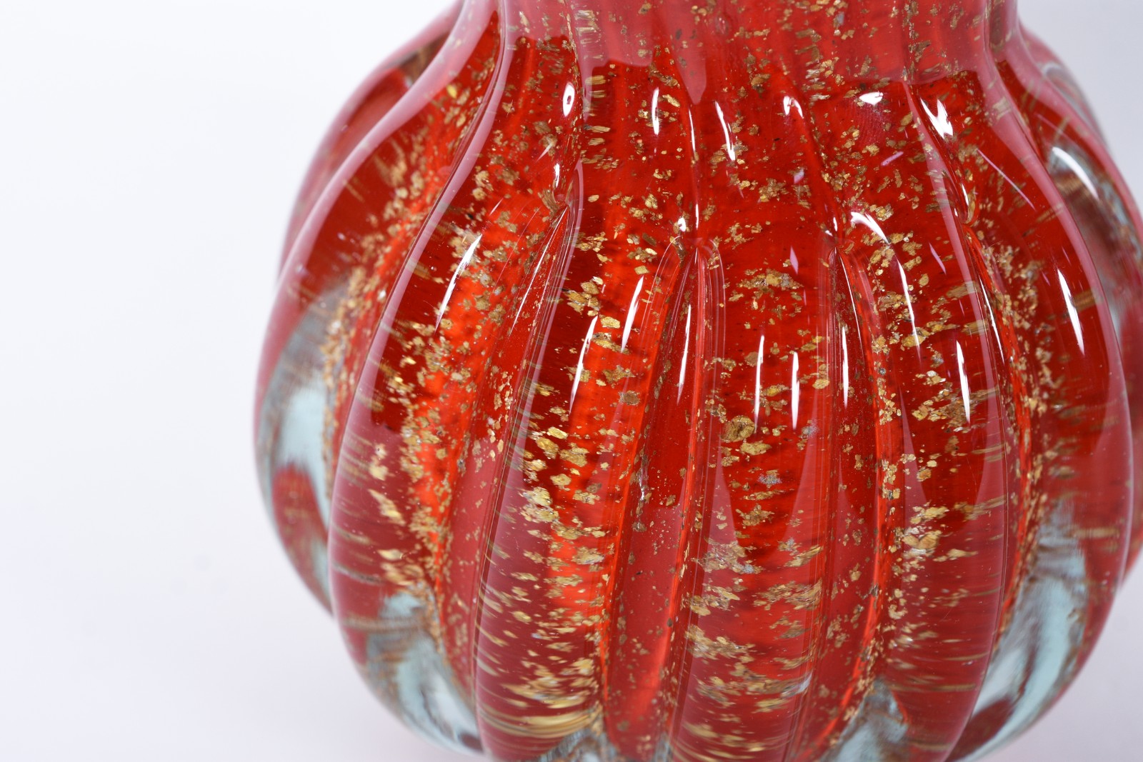 Vaso de vidro em gomos decorativo na cor vermelha, borda feitio... - foto 4 de 6